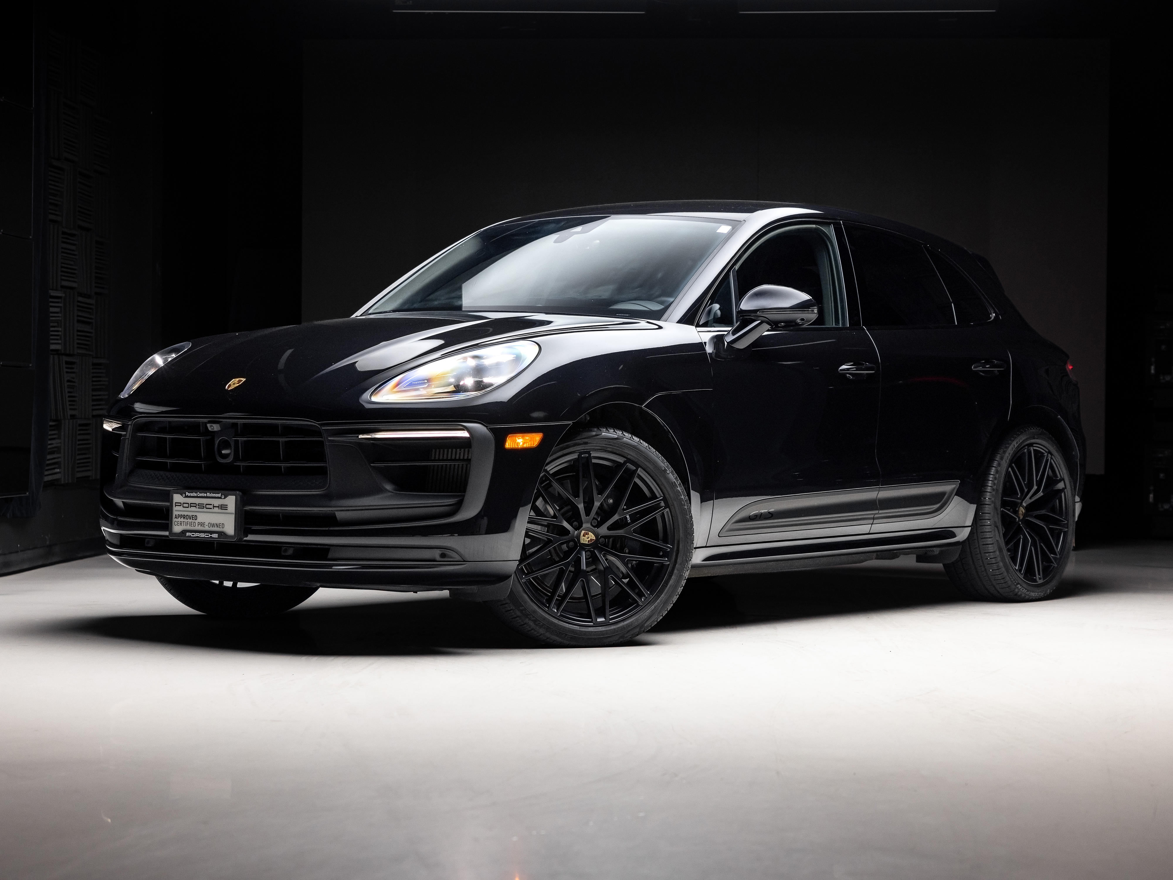 Jet Black Metallic 2022 Porsche Macan SUV / Crossover All-Wheel Drive Automatic